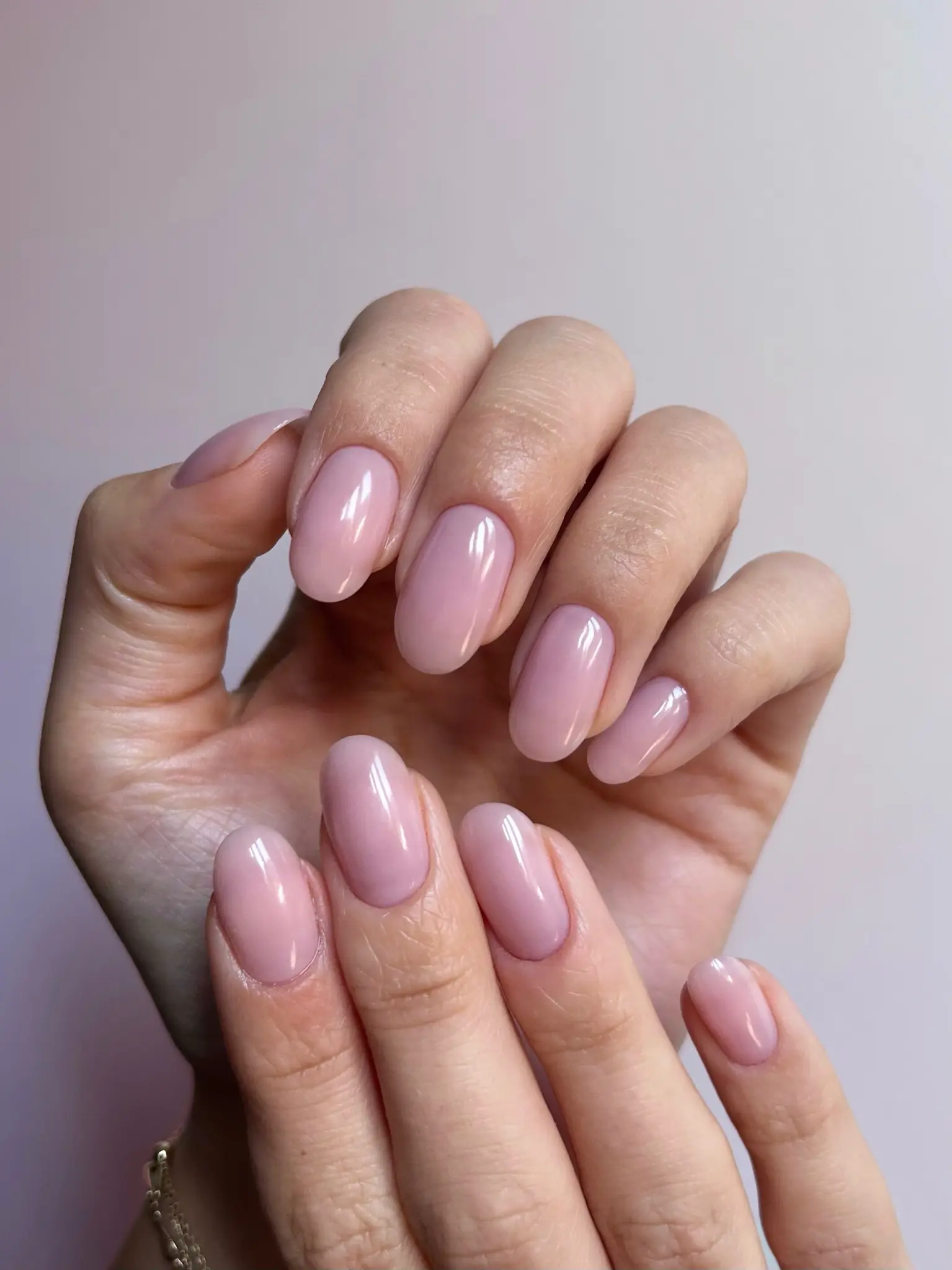 Verzorgde zachtroze BIAB (NN Gel) nagels door Studio Iliya